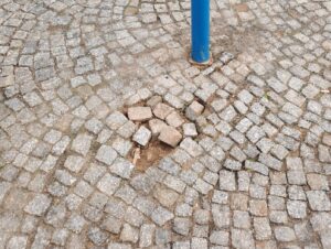 Schäden im Pflaster an der Bushaltestelle Bahnhofstraße 2